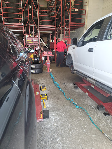 Tire Shop «Discount Tire Store - Hiram, GA», reviews and photos, 4909 Jimmy Lee Smith Pkwy, Hiram, GA 30141, USA