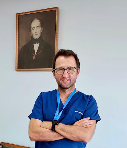 Dr. Luis Córdova - Cirugía Oral y Maxilofacial