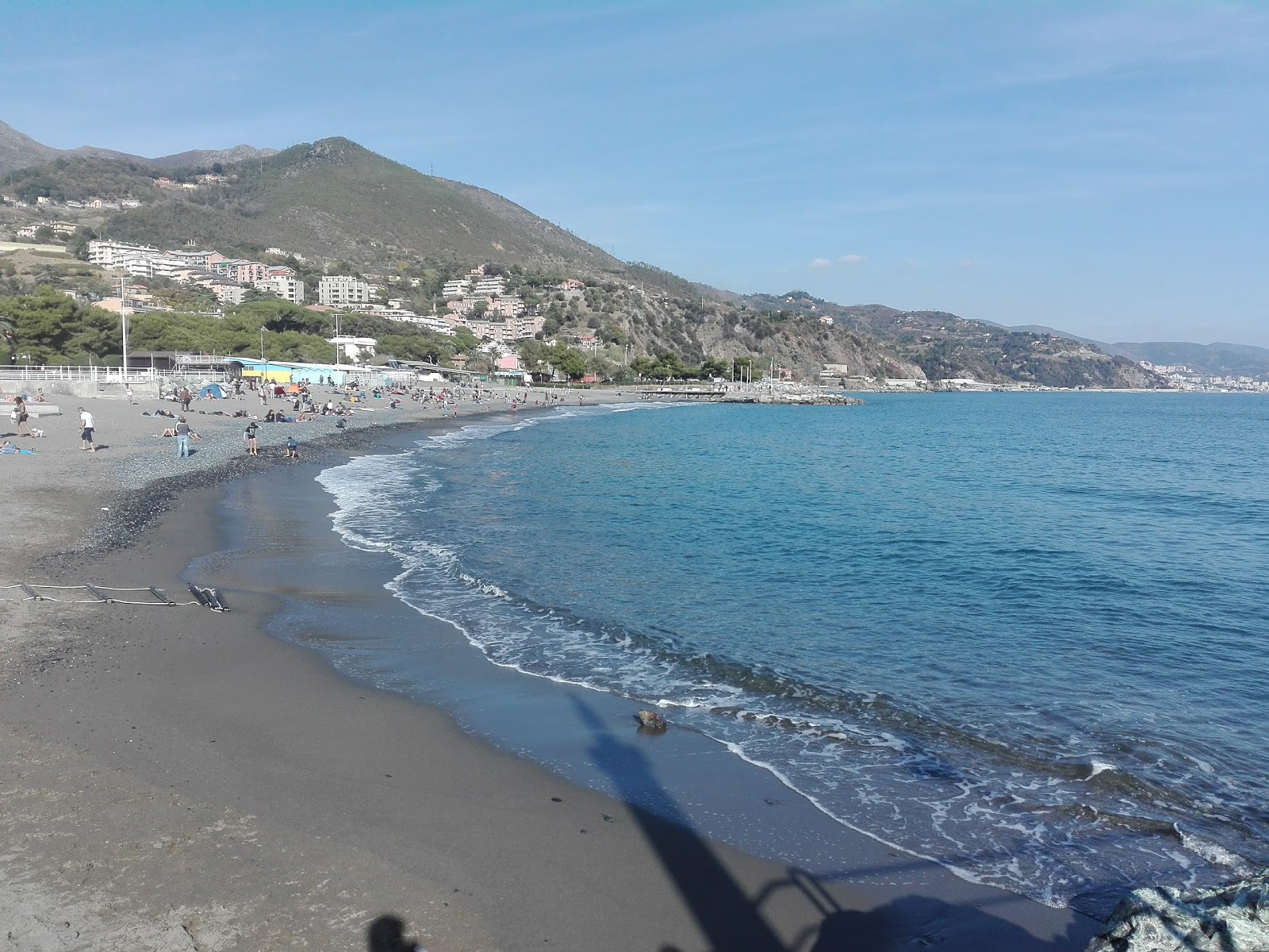 Photo de Spiaggia di Arenzano avec un rivage spacieux