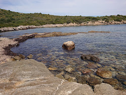 Cala dei Francesi'in fotoğrafı uçurumlarla desteklenmiş
