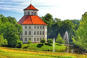 Wasserschloss der Freiherren von Sturmfeder mit Schlossgarten image