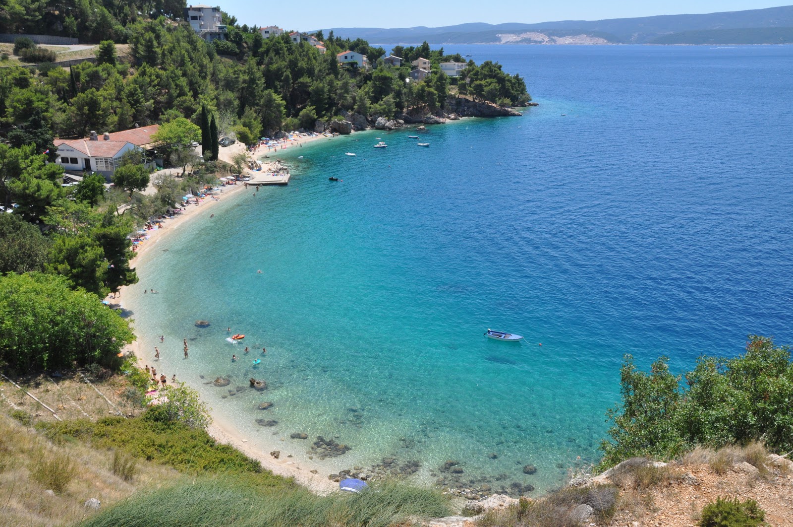 Fotografie cu Plaza Mala Luka cu o suprafață de pietricel alb fin