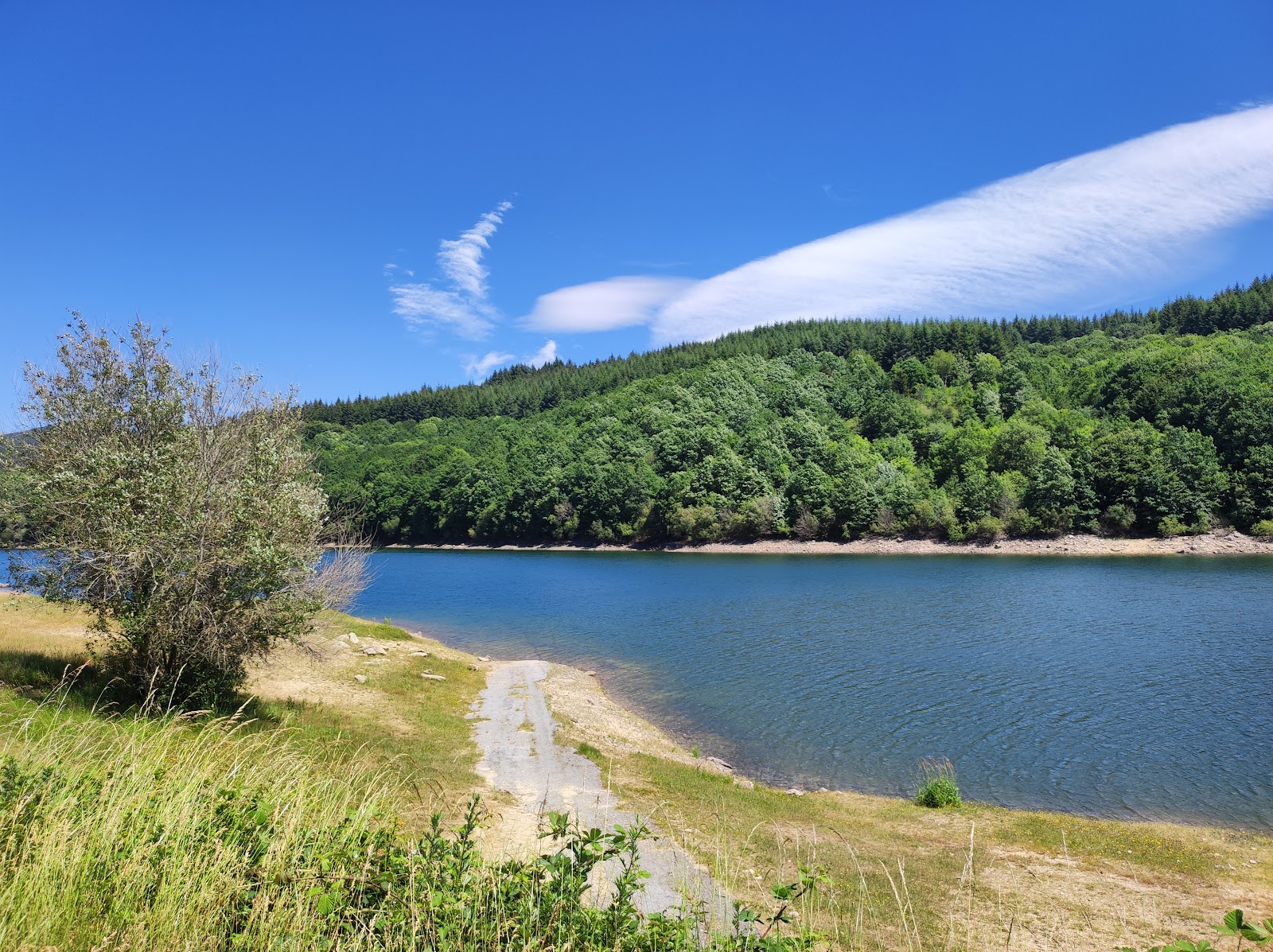Plage de loisirs du Lac du Laouzas'in fotoğrafı ve yerleşim