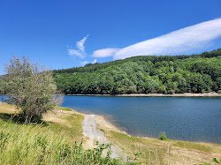 Plage de loisirs du Lac du Laouzas'in fotoğrafı ve yerleşim