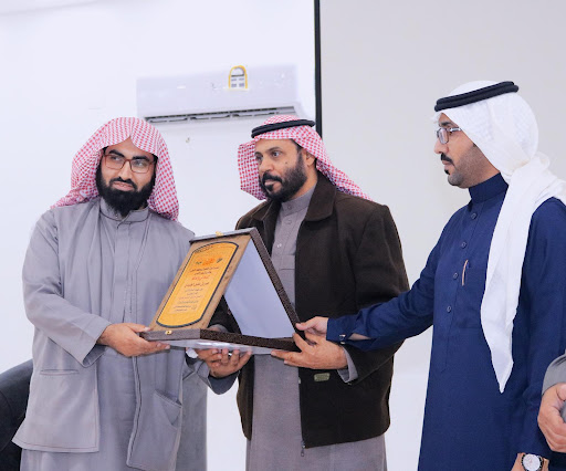 المحامي عمر الجنيدي موثق محكم مدرب قانوني 