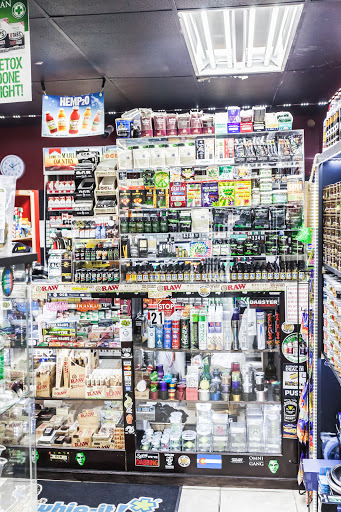 Vaporizer Store «Happy Rock Smoke Shop», reviews and photos, 334 NE 72nd St, Kansas City, MO 64118, USA