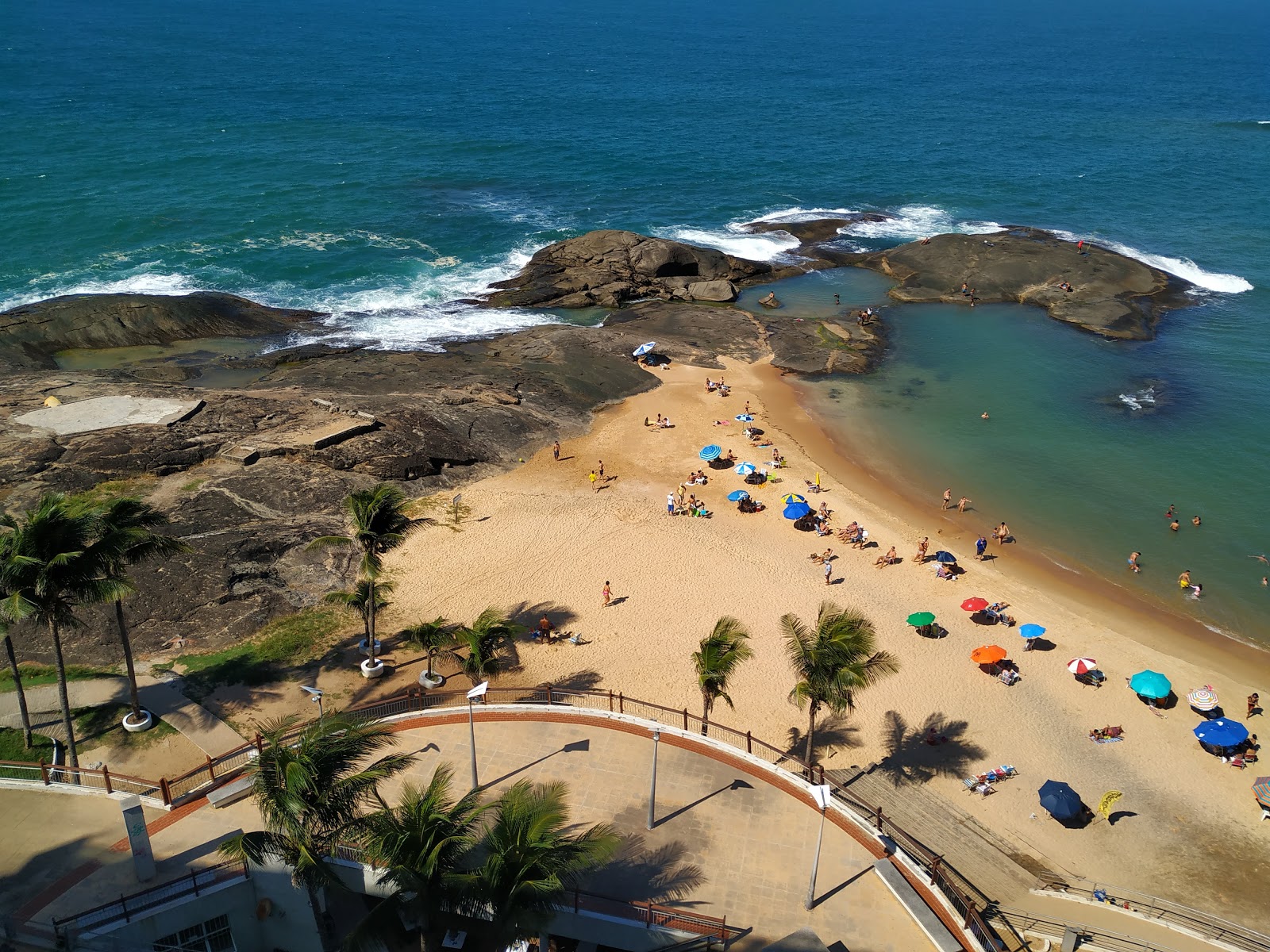 Foto de Praia dos Namorados e o assentamento