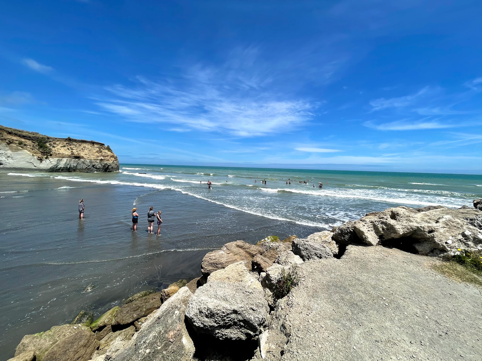 Photo de Mowhanau Beach protégé par des falaises