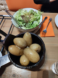 Pomme de terre du Restaurant servant de la raclette Les Marmottes à Paris - n°2