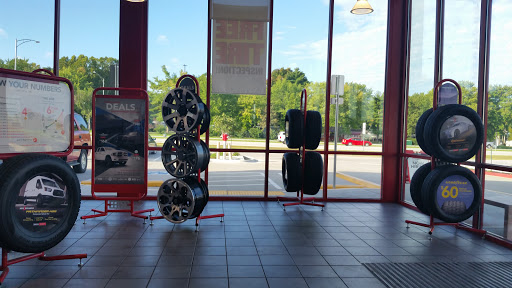 Tire Shop «Discount Tire Store - Springfield, MO», reviews and photos, 3670 S Glenstone Ave, Springfield, MO 65804, USA