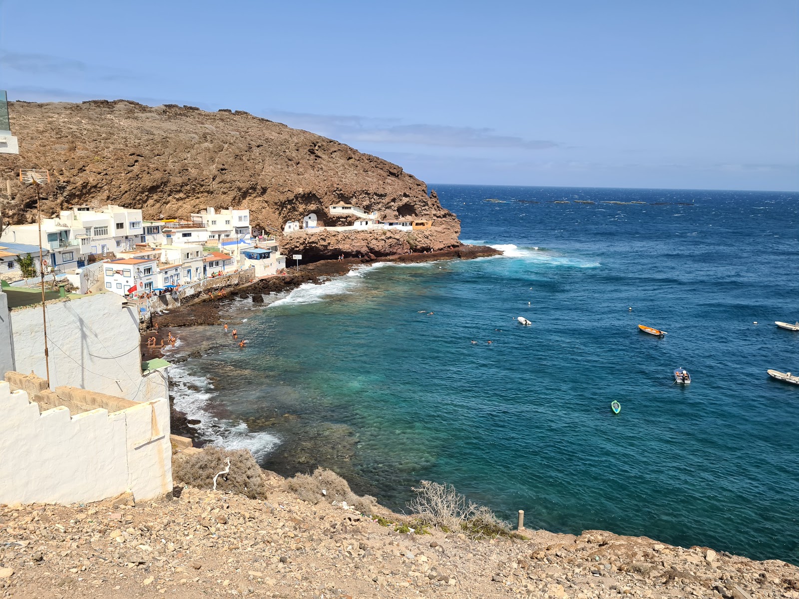 Foto di Tufia beach con una superficie del terreno roccioso