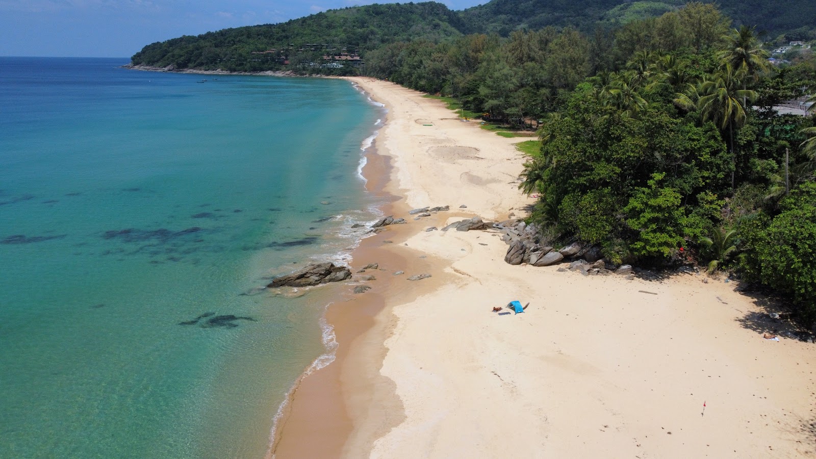 Nai Thon Beach的照片 带有碧绿色纯水表面