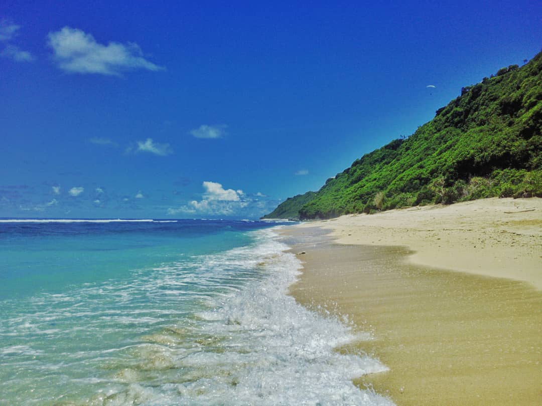 Photo de Nunggalan Beach situé dans une zone naturelle