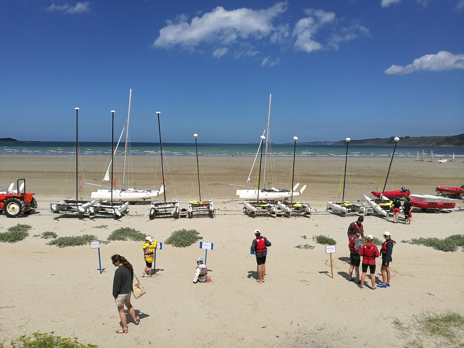 Foto von Plage Saint Efflamm umgeben von Bergen