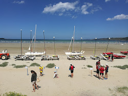 Plage Saint Efflamm'in fotoğrafı dağlarla çevrili