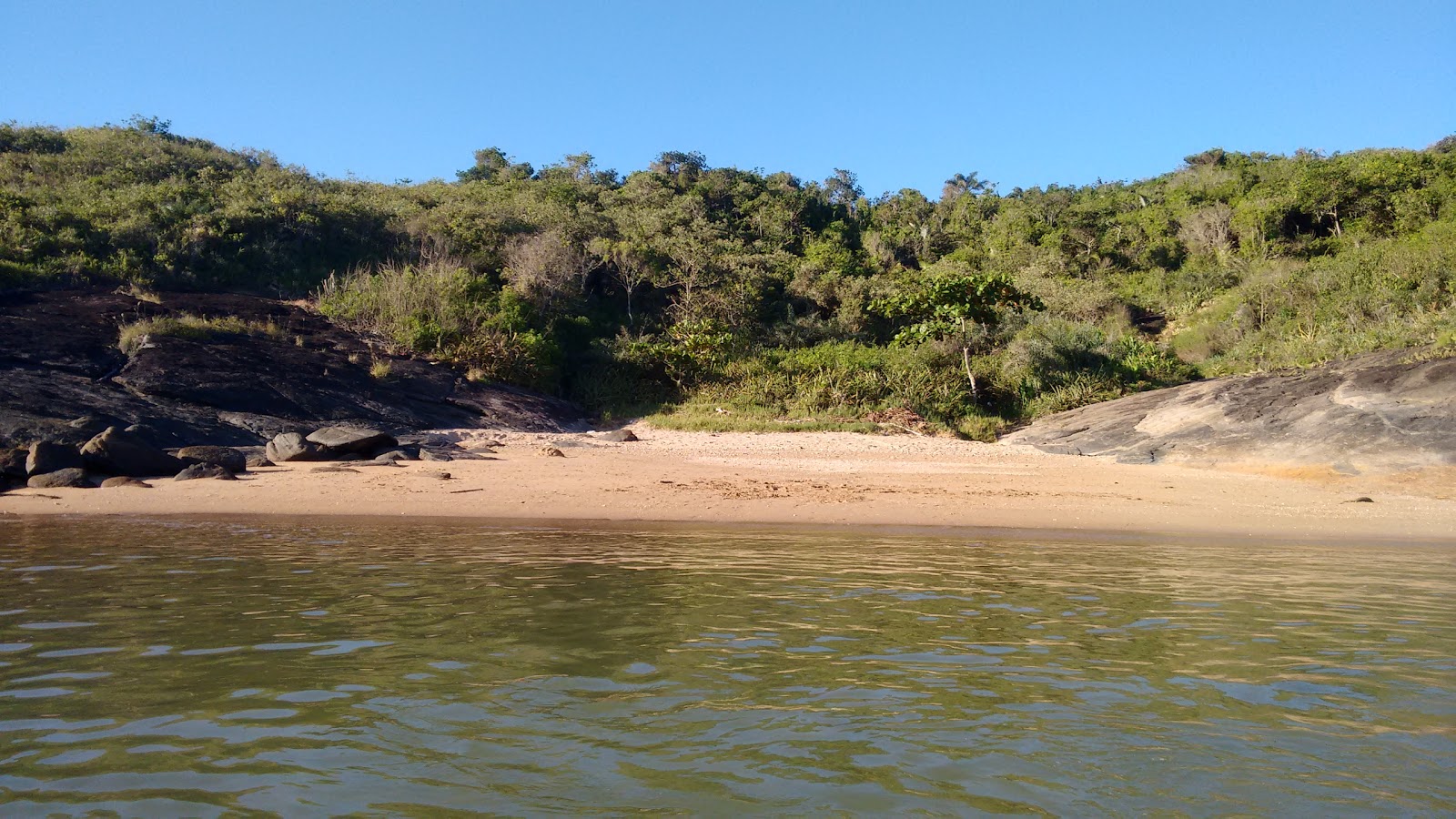 Photo de Praia dos Bremen entouré de montagnes
