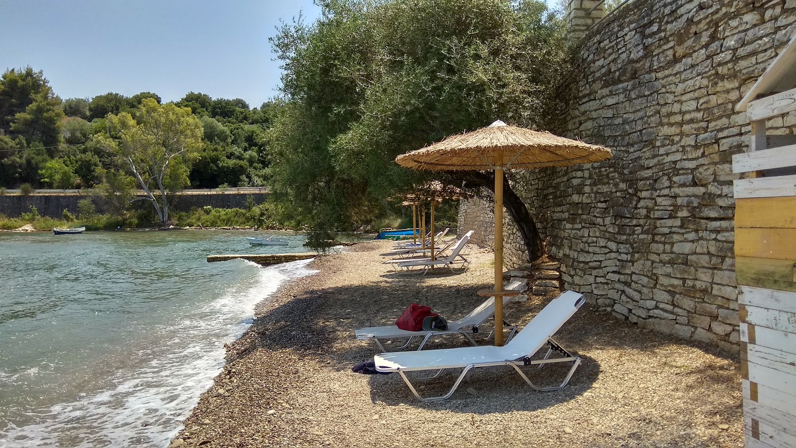 Monolithos Beach'in fotoğrafı ve yerleşim