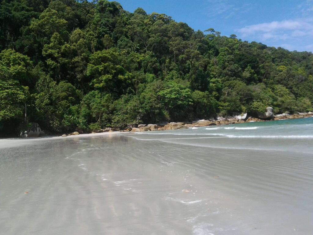 Foto van Teluk Belanga Beach gelegen in een natuurlijk gebied