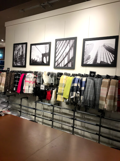 Clothing Store «Banana Republic», reviews and photos, 1001 N Arney Rd, Woodburn, OR 97071, USA