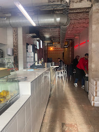 Atmosphère du Restaurant allemand Sürpriz - Berliner Kebab à Paris - n°6
