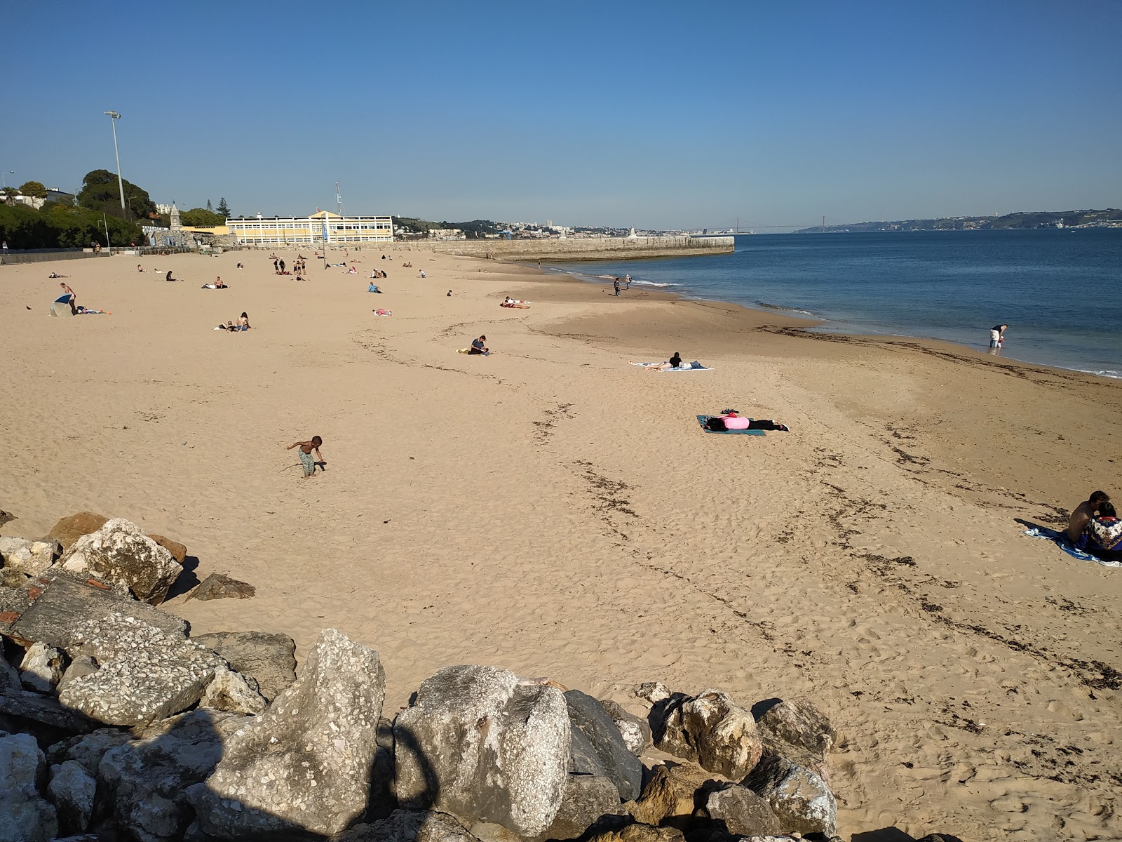 Fotografija Paco de Arcos z svetel fin pesek površino