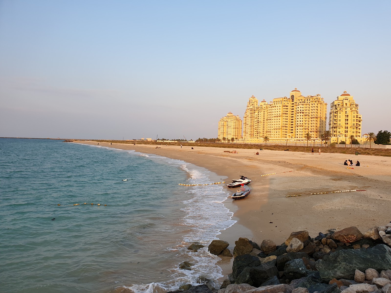 Al Jazeerah beach'in fotoğrafı geniş plaj ile birlikte
