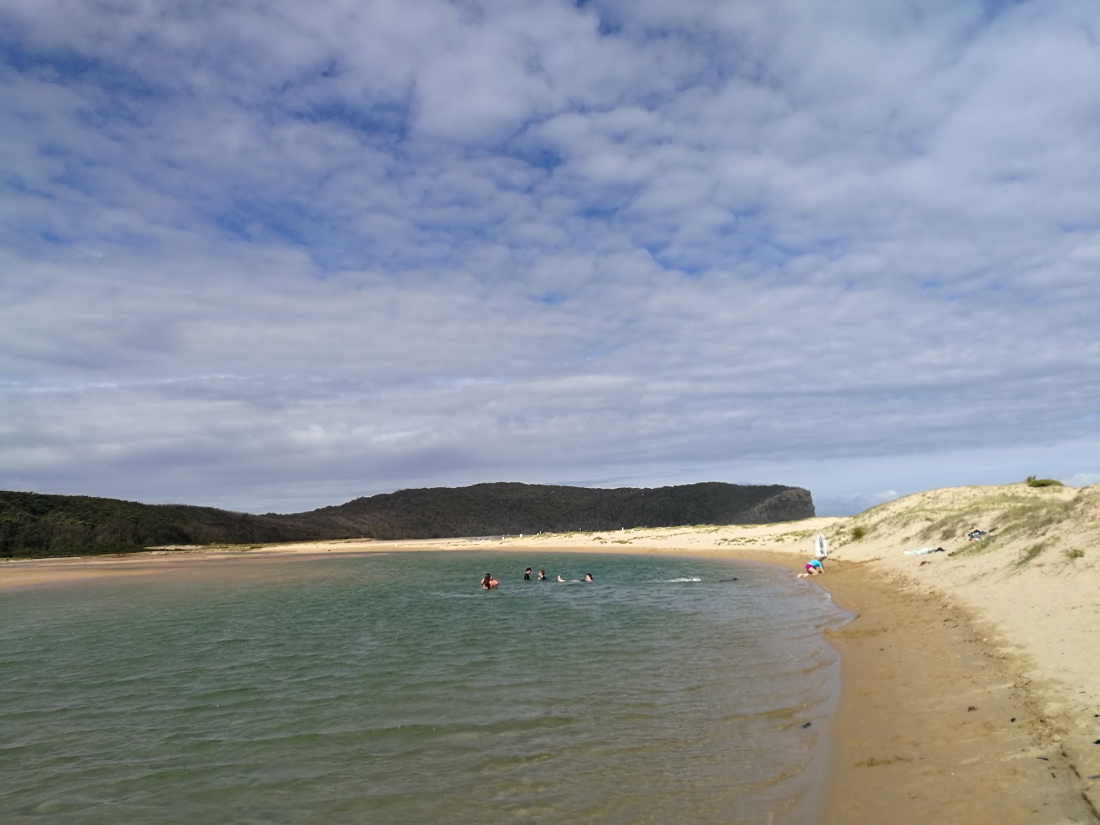 Foto van Durras Beach ondersteund door kliffen