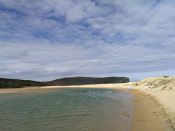 Durras Beach'in fotoğrafı uçurumlarla desteklenmiş