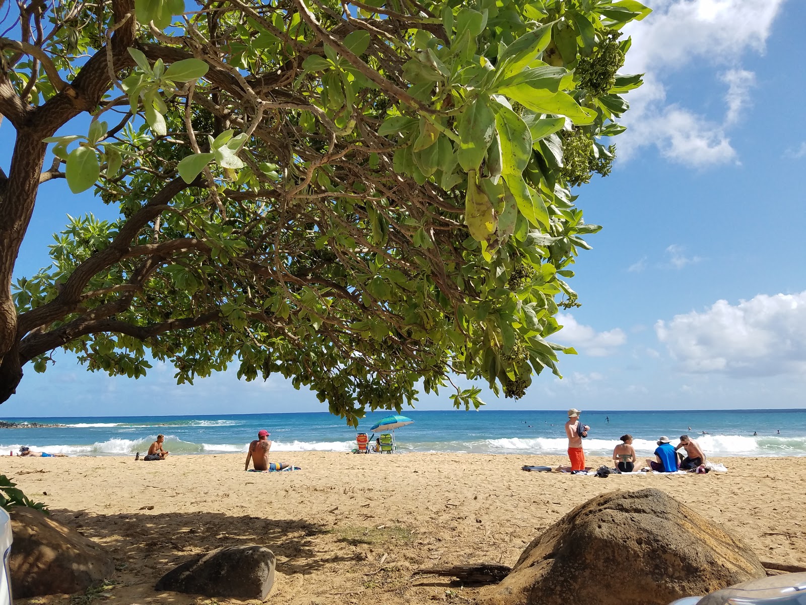 Foto von Kealia Beach mit türkisfarbenes wasser Oberfläche