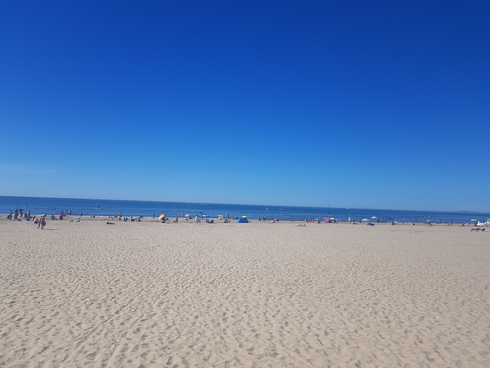 Foto di Sunset beach con costa lunga e dritta