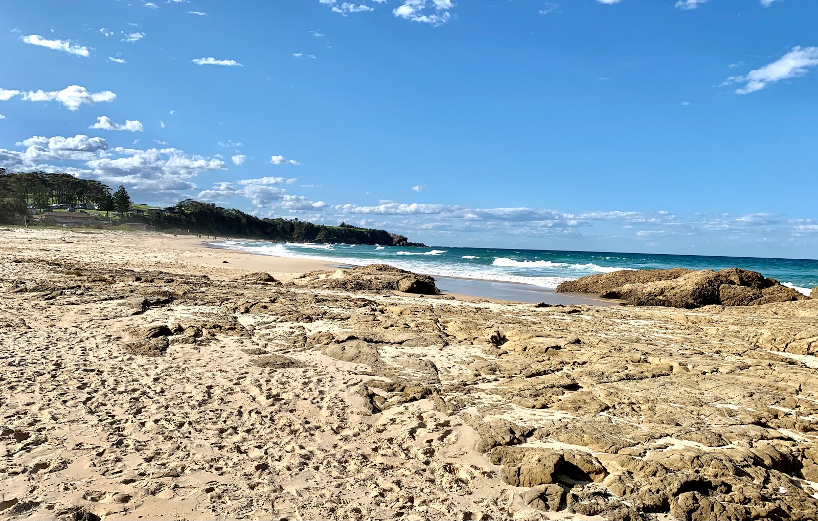 Φωτογραφία του Narooma Beach περιτριγυρισμένο από βουνά