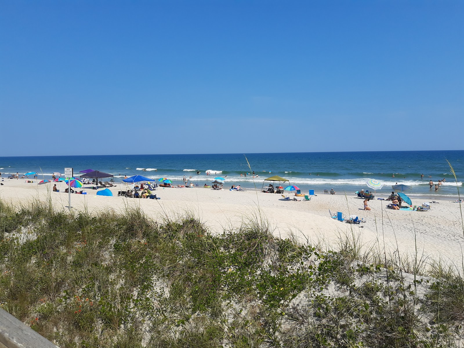 Valokuva Ocean City beachista. pinnalla kirkas hiekka:n kanssa