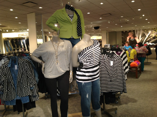 Shopping Mall «Powell Street Plaza Shopping Center», reviews and photos, 5795 Christie Ave, Emeryville, CA 94608, USA