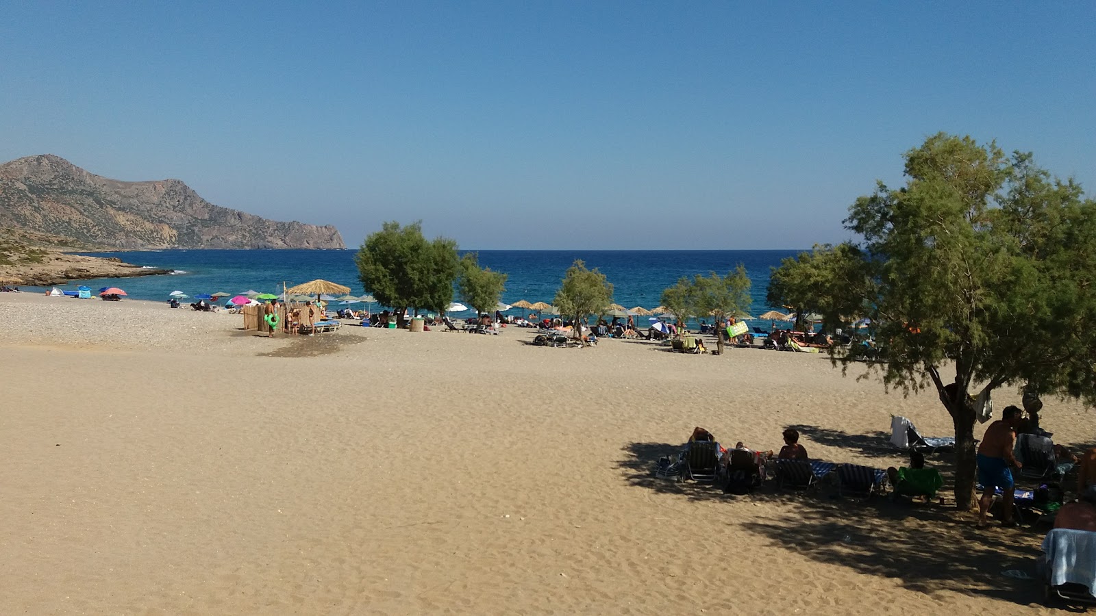 Foto von Ammoudia beach von Klippen umgeben