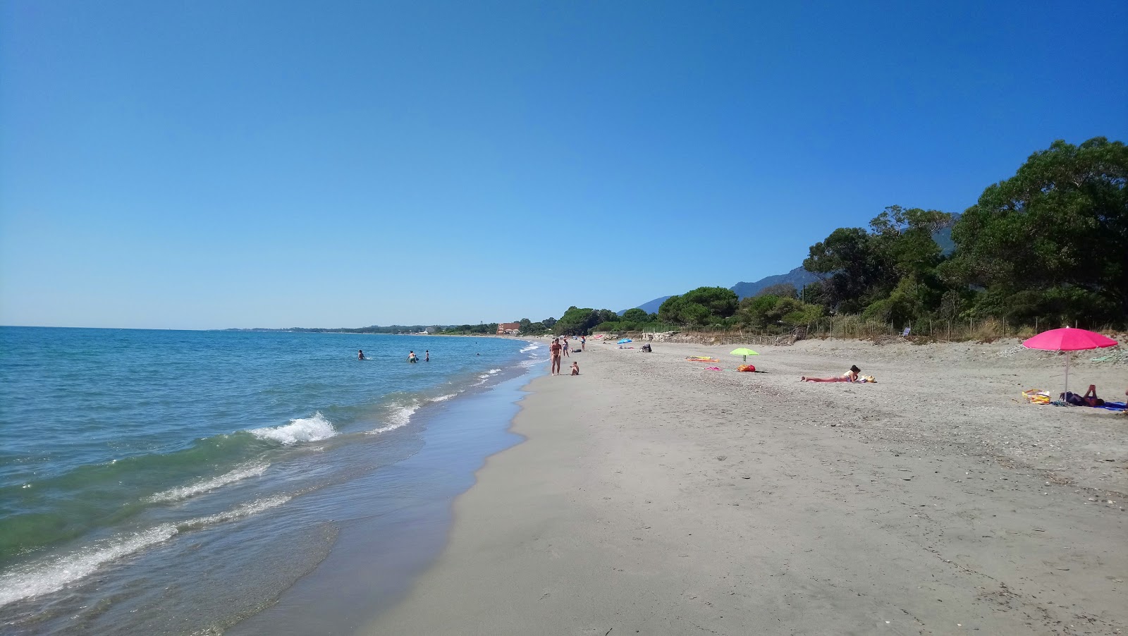 Foto di Ponticchio beach con una superficie del sabbia luminosa