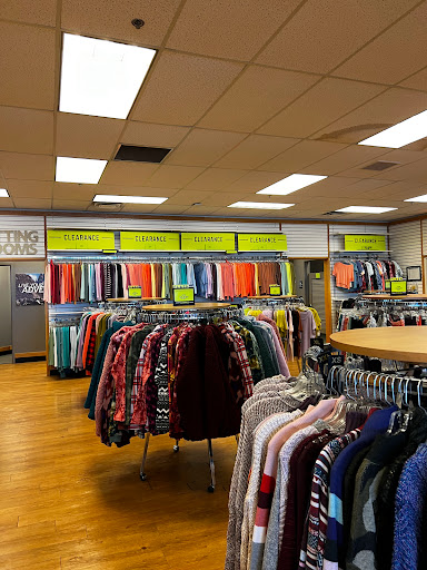 Clothing Store «Eddie Bauer Outlet», reviews and photos, 8130 Factory Shops Blvd, Jeffersonville, OH 43128, USA