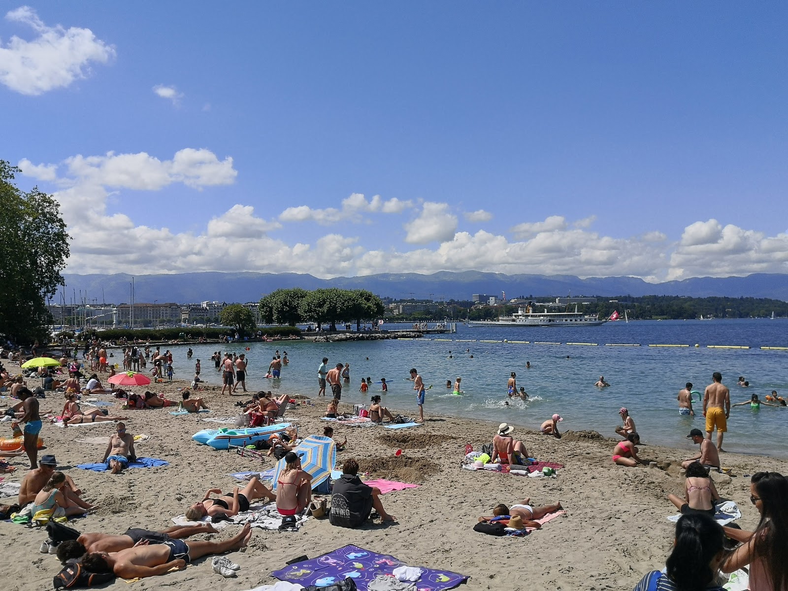 Foto di Baby-Plage des Eaux-Vives con una superficie del sabbia beige
