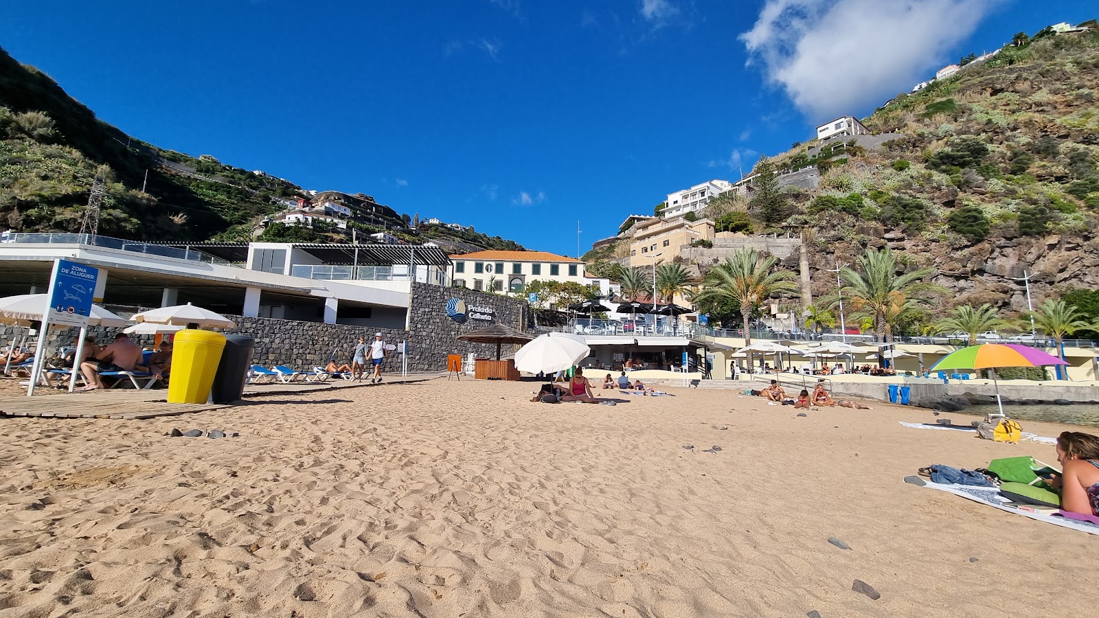 Zdjęcie Plaża Calheta - popularne miejsce wśród znawców relaksu