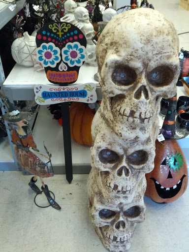 Home Goods Store «Tuesday Morning», reviews and photos, 2550 Fair Oaks Blvd, Sacramento, CA 95825, USA