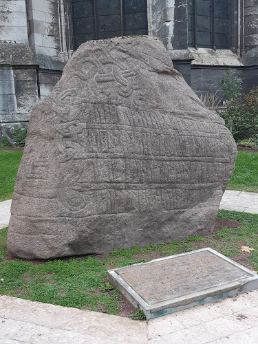 Réplique de la grande pierre runique Jelling à Rouen