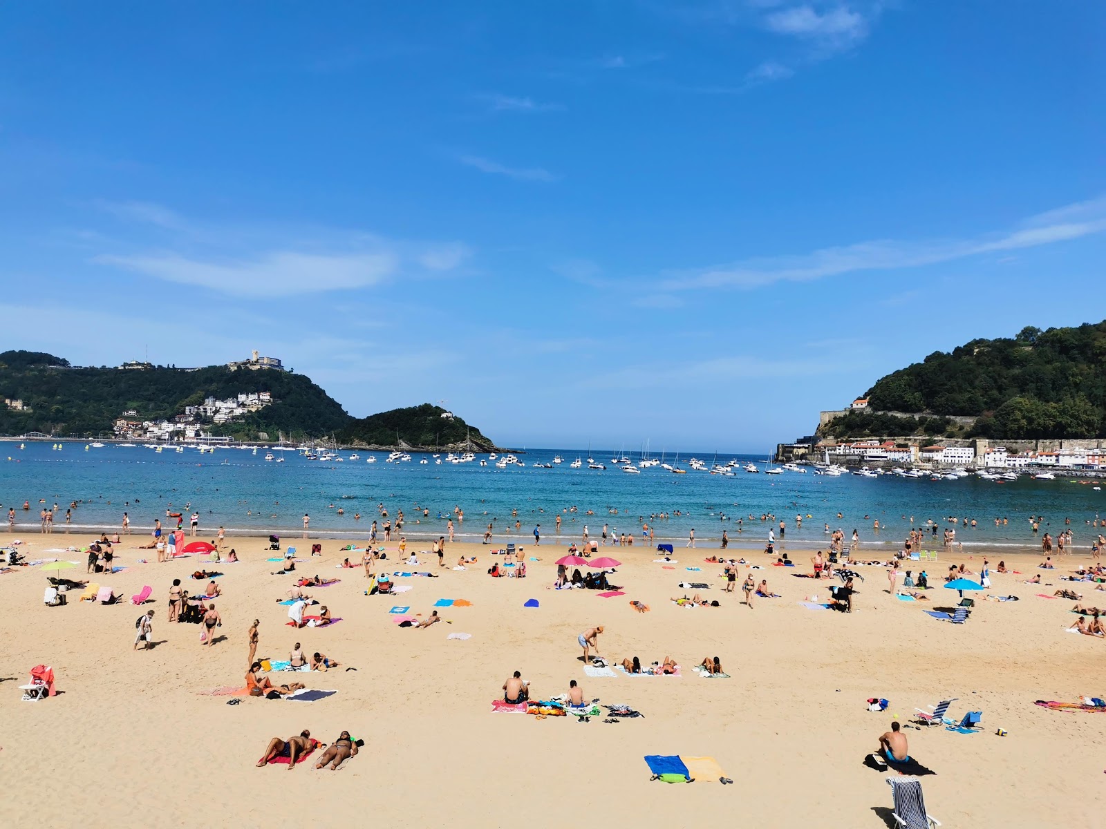 Foto de Playa la Concha com água cristalina superfície