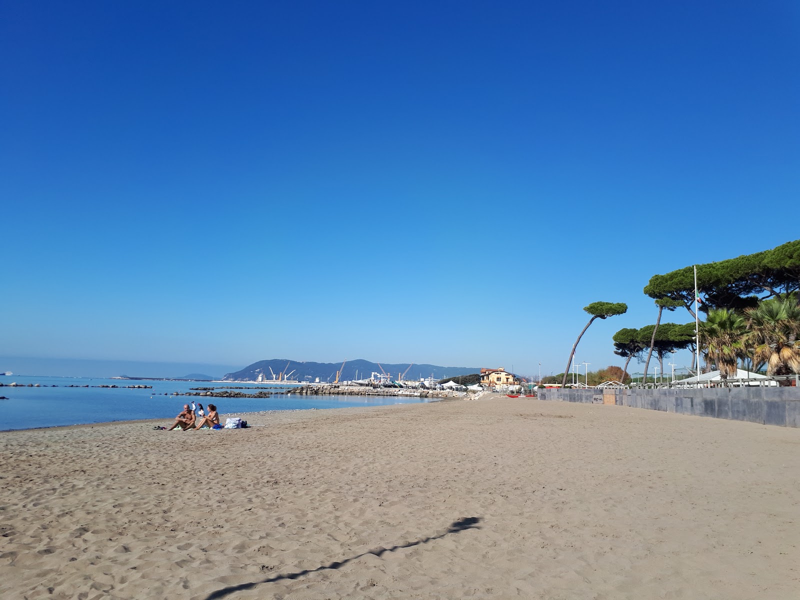 Foto von Marina di Massa mit brauner sand Oberfläche