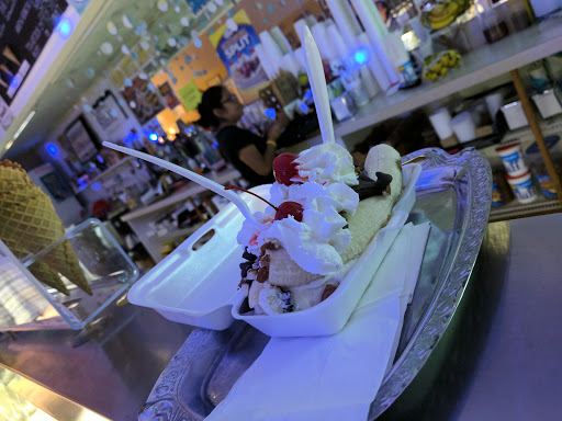 Frozen Yogurt Shop «Flavors Dessert Cafe», reviews and photos, 216 Front St, Greenport, NY 11944, USA