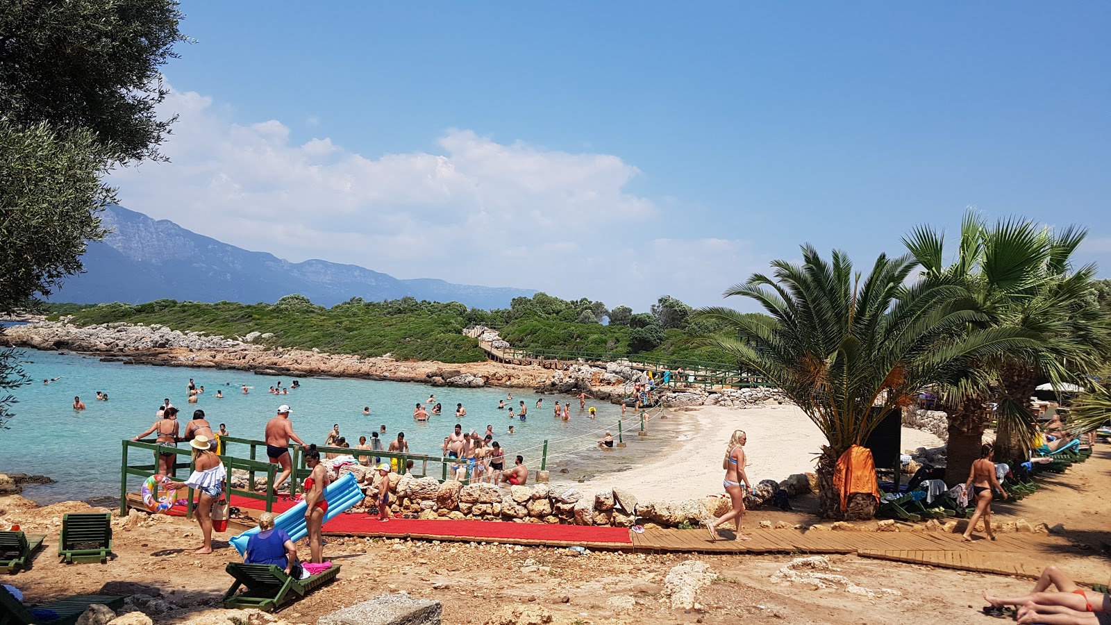 Foto von Cleopatra beach von Klippen umgeben