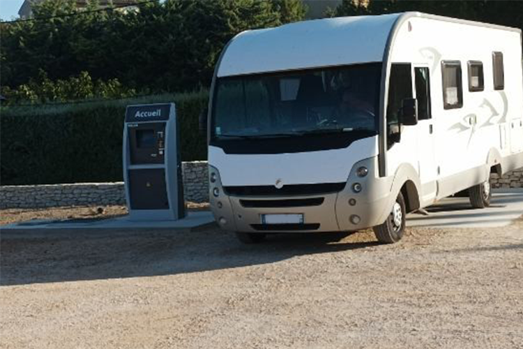 Bonnieux parking VL et aire de camping-cars Bonnieux