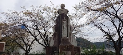 山田省三郎翁像