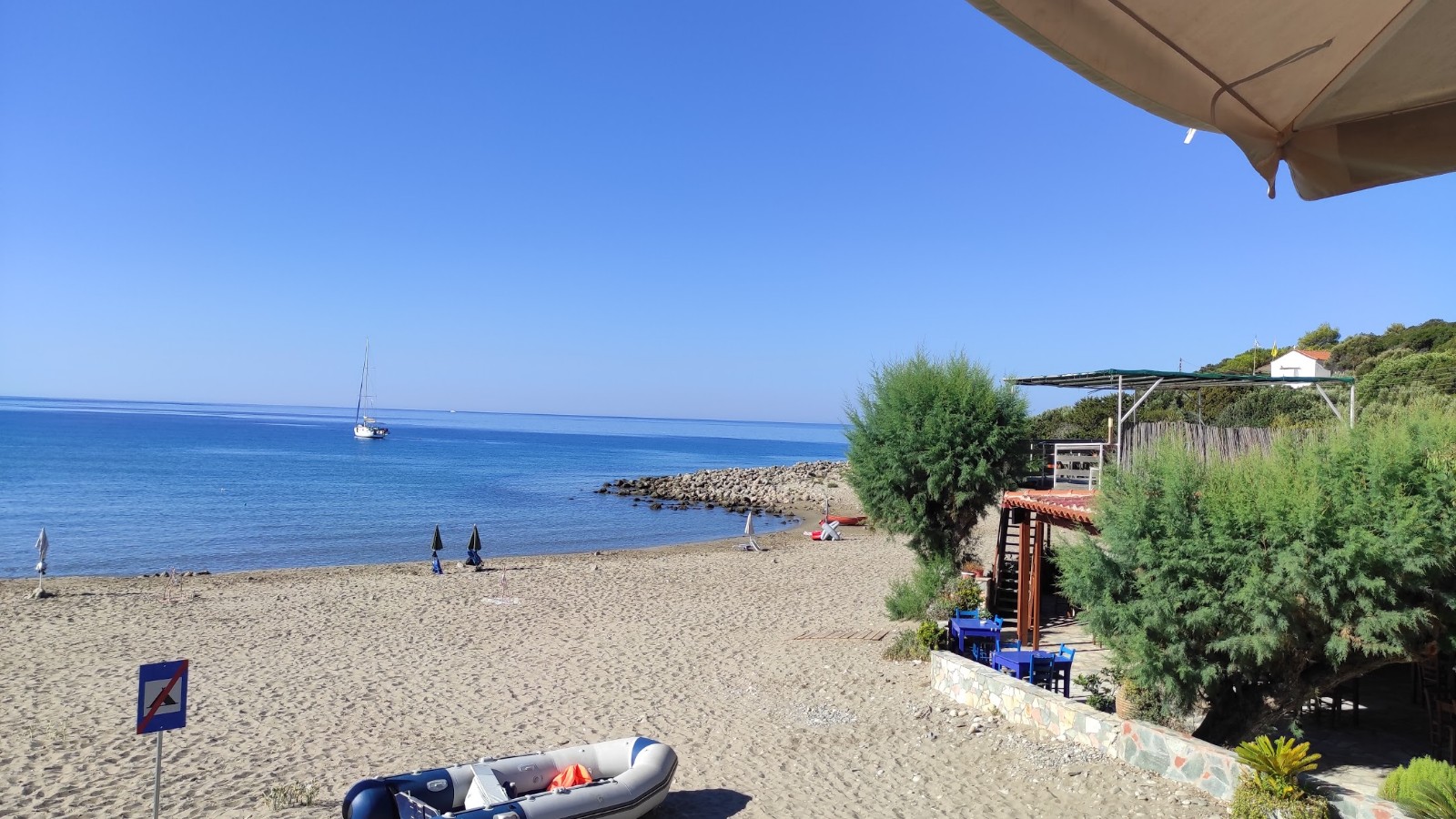 Foto van Tsapi beach met hoog niveau van netheid