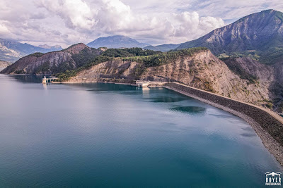 Barrage du lac de Serre-Ponçon à Ubaye-Serre-Ponçon