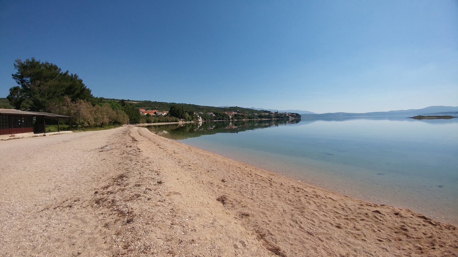 Foto von Posedarje beach mit kleine, beiger kiesel Oberfläche