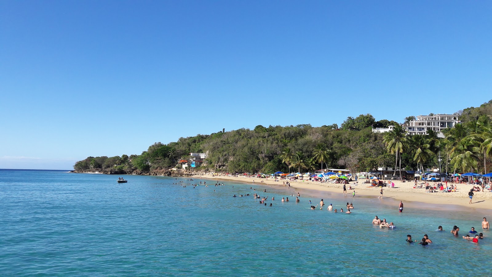 Çarpışma Botu Plajı'in fotoğrafı - rahatlamayı sevenler arasında popüler bir yer